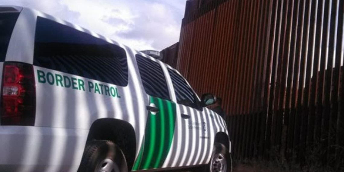 Intentan cruzar la frontera y quedan atrapados en el drenaje