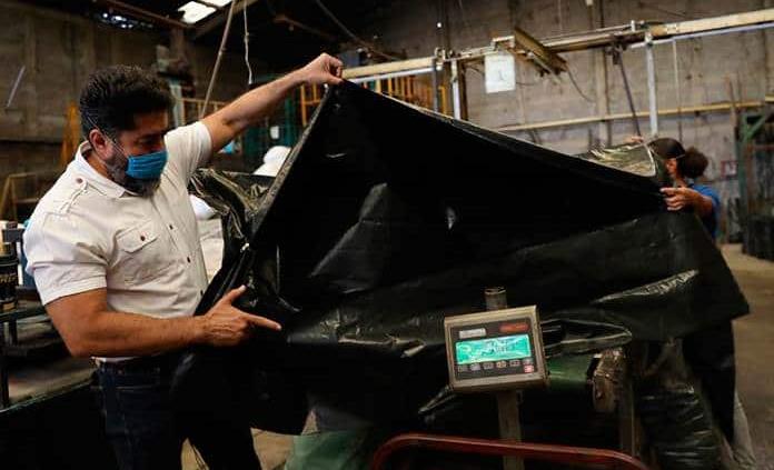 Fabricaban bolsas de basura y cambian a sacos para muertos