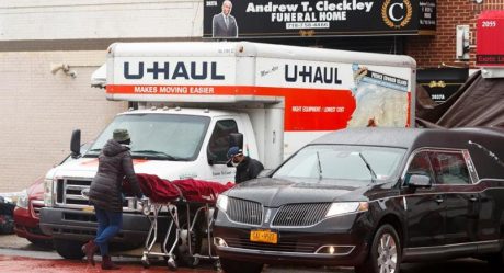 Olor lleva a un terrible hallazgo afuera de funeraria en Nueva York