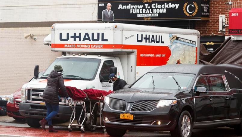 Olor lleva a un terrible hallazgo en afuera de funeraria en Nueva York