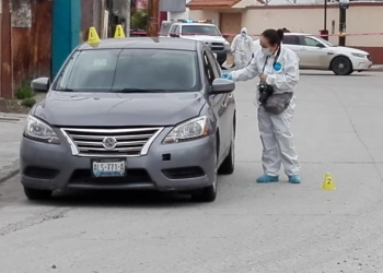 Abandonan vehículo con un cadáver en asiento del copiloto