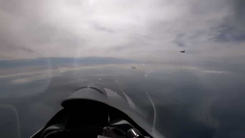 Así se ven dos Su-27 rusos escoltando un caza F-16 belga