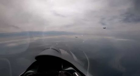 VIDEO: Así se ven dos Su-27 rusos escoltando un caza F-16 belga