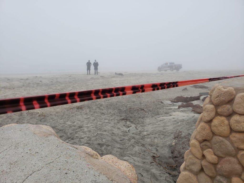 Encuentran cadáver en la orilla de la playa