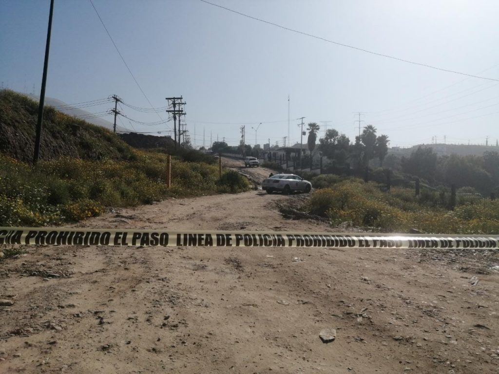 Localizan un cadáver envuelto en una lona