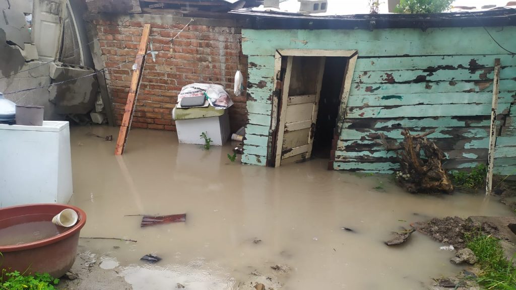 Vivienda de una familia se inunda por las lluvias