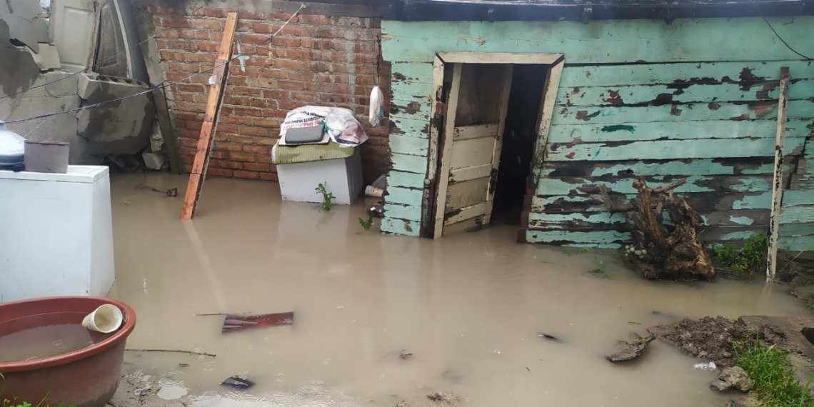 Vivienda de una familia se inunda por las lluvias