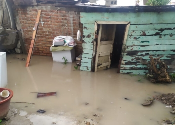 Vivienda de una familia se inunda por las lluvias