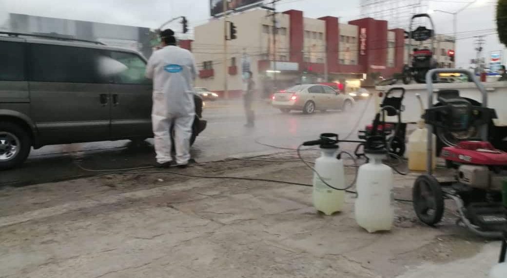 Desinfectan los vehículos sobre los principales bulevares de Tijuana