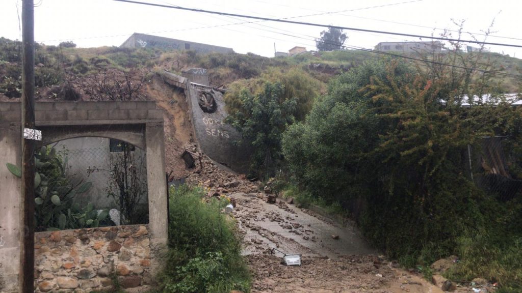 Deslizamientos afectan varias viviendas en Tijuana