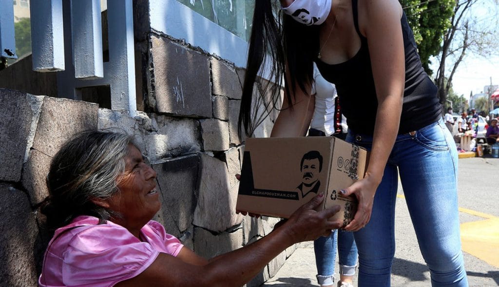 VIDEO: Hija de El 'Chapo' Guzmán entrega despensas y mascarillas