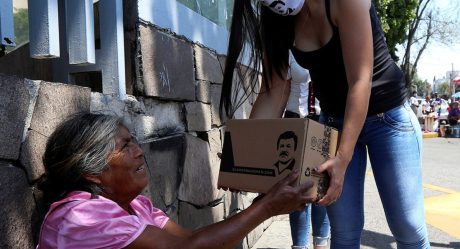 VIDEO: Hija de El 'Chapo' Guzmán entrega despensas y mascarillas