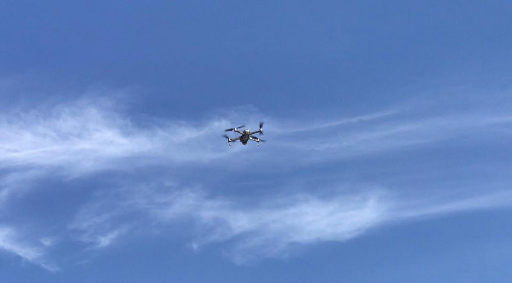 Con dron exhortan a ciudadanos a quedarse en casa