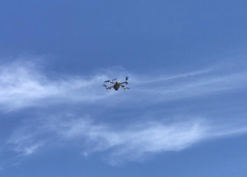 Con dron exhortan a ciudadanos a quedarse en casa