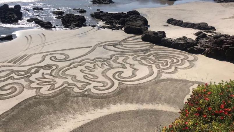 Aparecen extrañas figuras en playas de Baja California