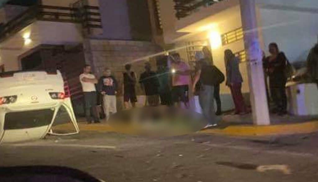 Vuelca automóvil tras persecución a balazos en Tijuana
