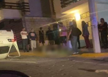 Vuelca automóvil tras persecución a balazos en Tijuana