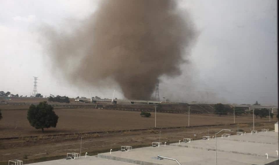 Tornado en Tlaxcala derriba barda y mata a joven