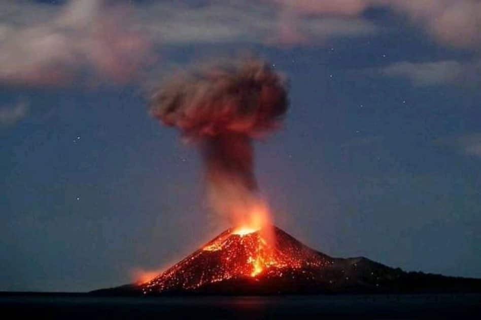 Violenta erupción del Volcán Krakatoa