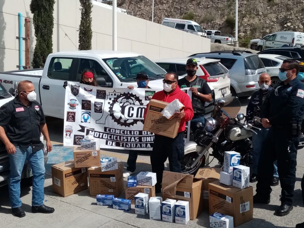 Motociclistas donan material de protección a paramédicos