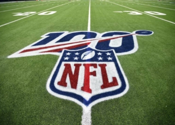 Exjugador de la NFL lame rostro de su esposa para infectarla de coronavirus