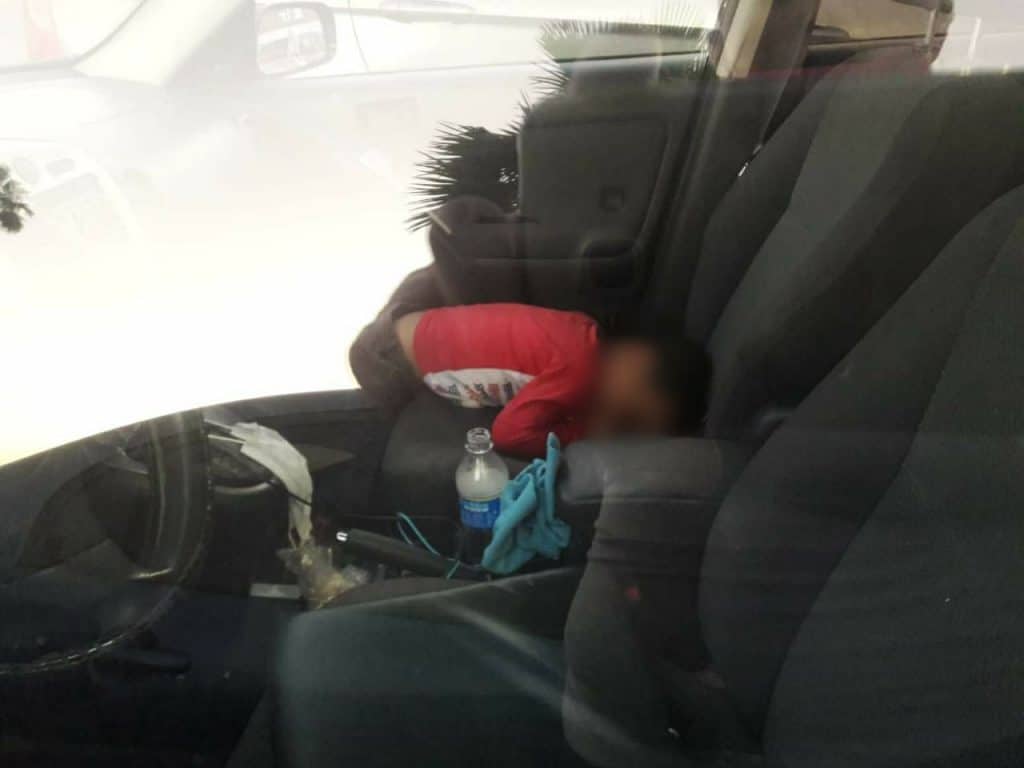 Dejan niño encerrado en el auto estacionado