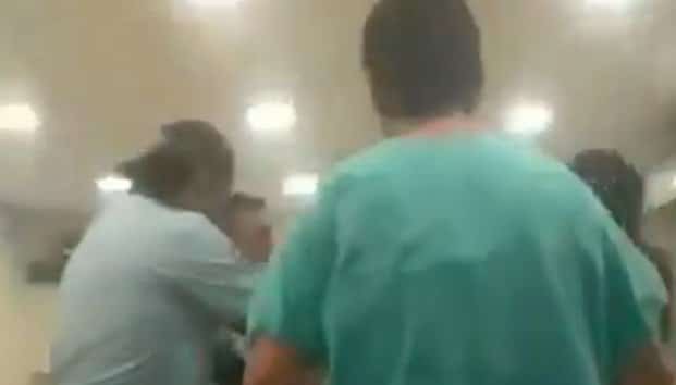 Enfermo de COVID-19 agrede a personal médico y exige su alta