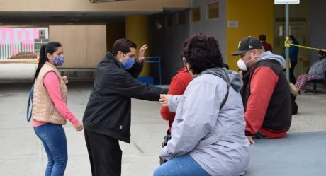 Sacerdote bendice enfermos sin temor al coronavirus