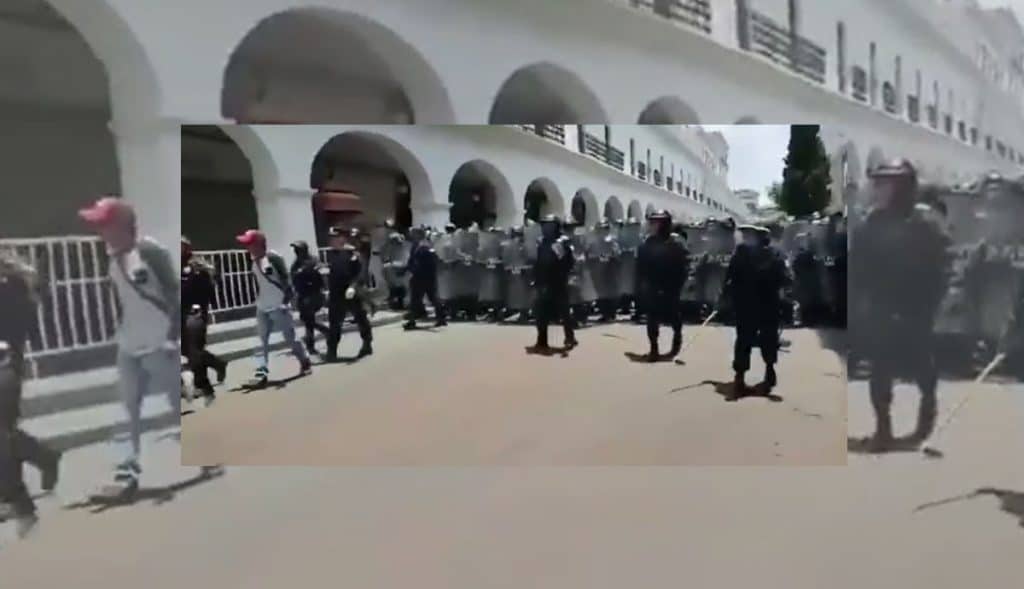 VIDEO: Fuerte enfrentamiento entre policías y comerciantes en operativo