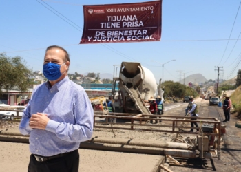 Arturo González supervisa obras de bacheo en el bulevar El Refugio