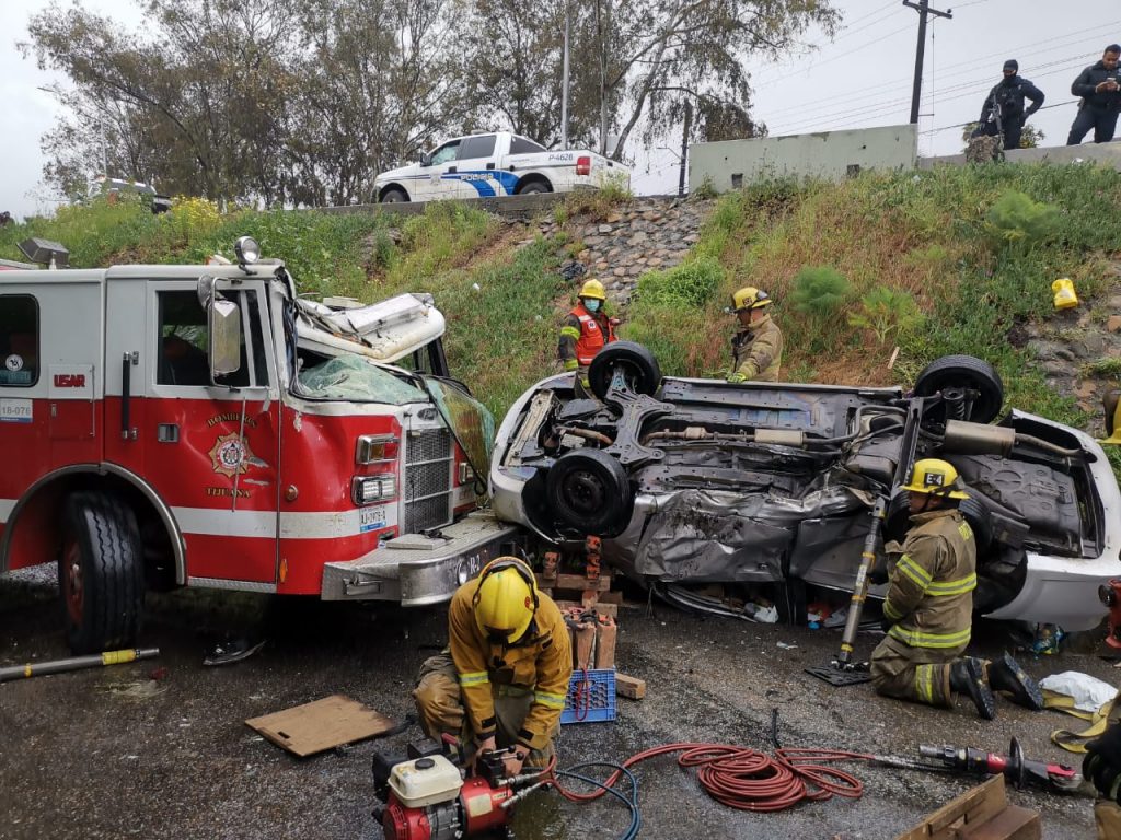 Aparatoso accidente con cinco vehículos y una bombera