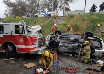 Aparatoso accidente con cinco vehículos y una bombera