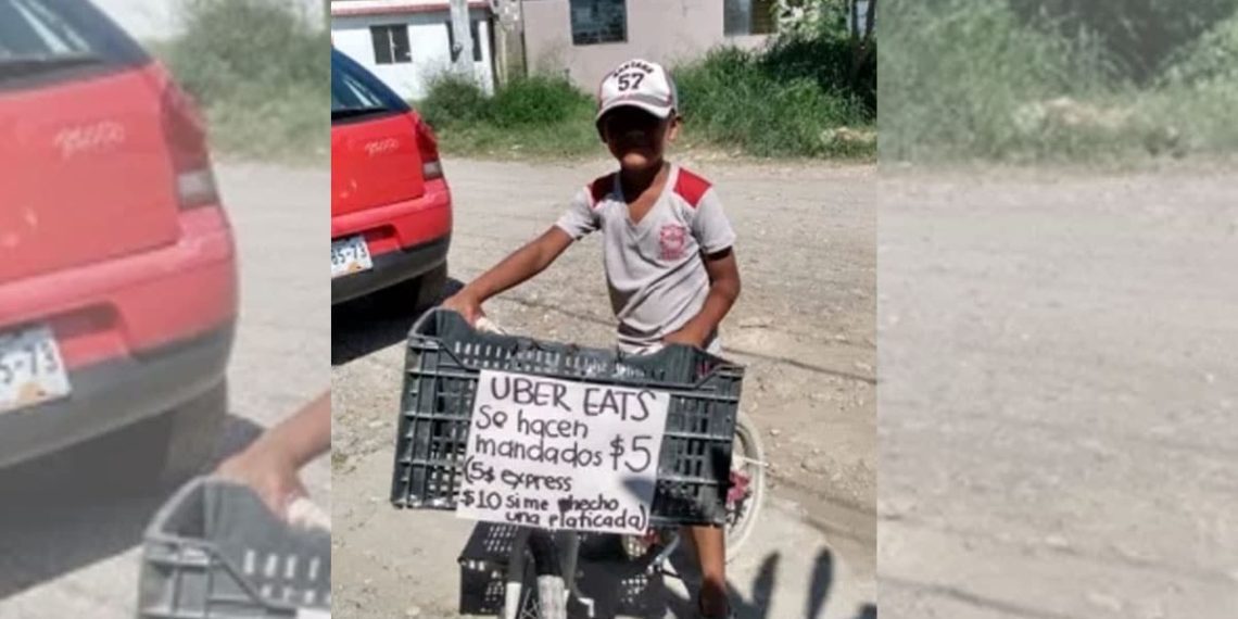 Niño hace mandaditos por 5 pesos con letrero Uber Eats
