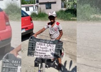 Niño hace mandaditos por 5 pesos con letrero Uber Eats