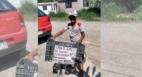 Niño hace mandaditos por 5 pesos con letrero Uber Eats