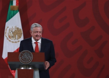 AMLO presume que lograron que Elektra y Coppel cierren tiendas