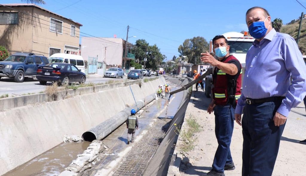 González supervisa obras de mantenimiento en pluvial de Los Laureles