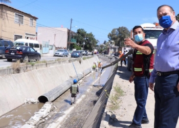 González supervisa obras de mantenimiento en pluvial de Los Laureles