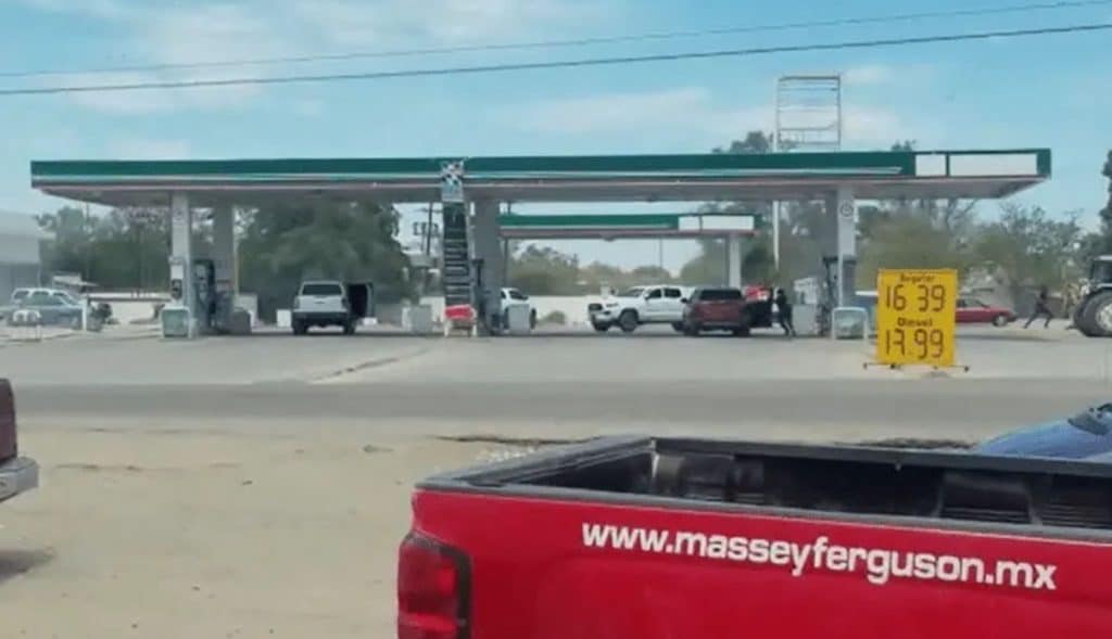 VIDEO: Grupo armado desata balacera en gasolinera