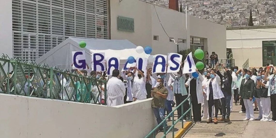 IMSS brinda homenaje a personal y olvidan sana distancia