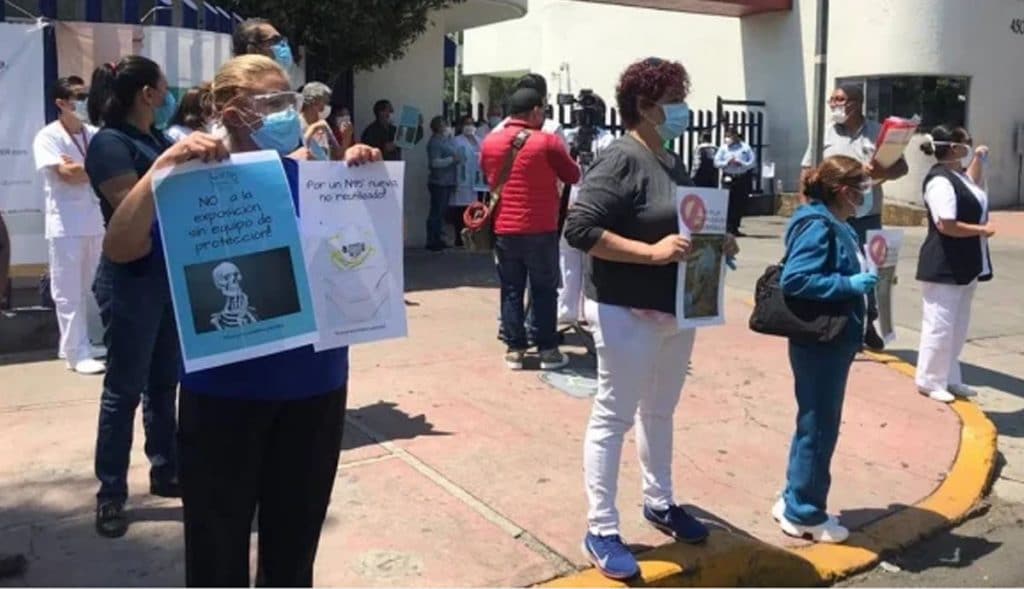 Trabajadores de la salud obligados a usar cubrebocas reciclados