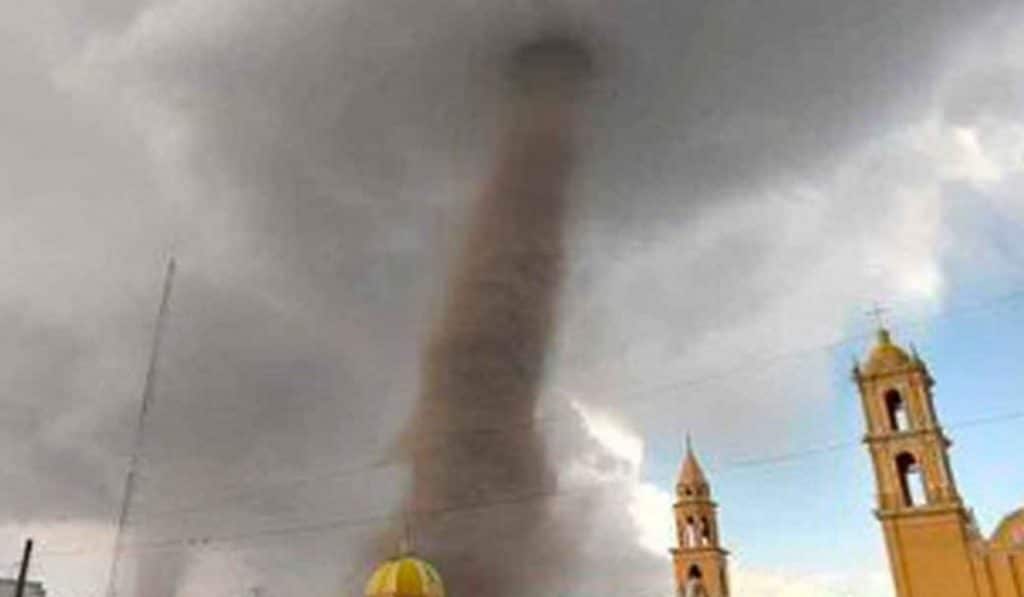 VIDEO: Fuertes tornados sorprenden a habitantes de Puebla