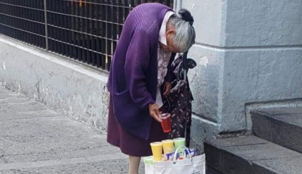 Abuelita no se queda en casa y vende gelatinas en la calle