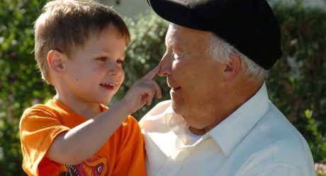 Tras cuarentena abuelos no podrán cuidar a sus nietos