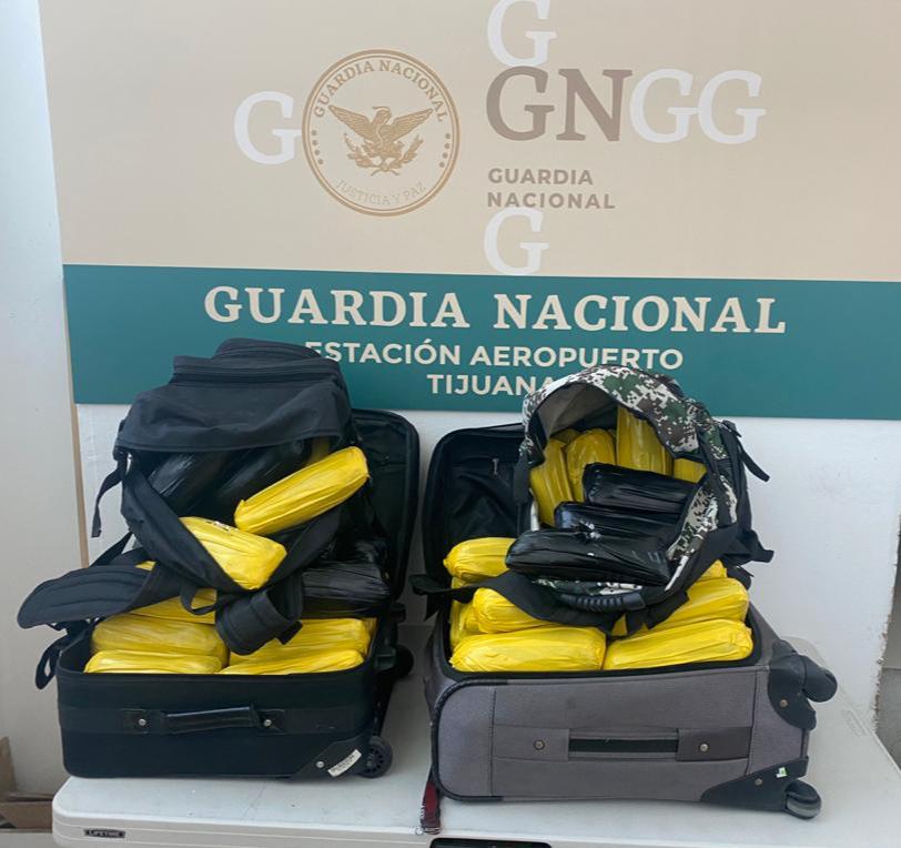 Detienen a pareja Aeropuerto de Tijuana, viajaban con varios kg de droga