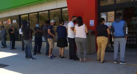 Se aglomeran en tienda de autoservicios en Tijuana