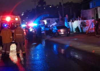 Pareja es atacada a balazos en su auto estacionado