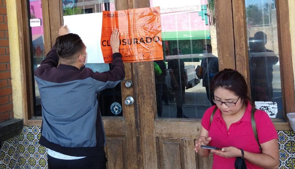 VIDEO: Clausuran bar; clientes bebían alcohol