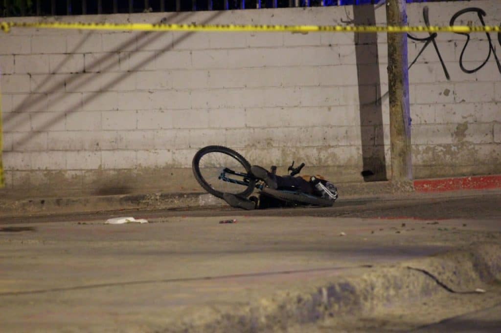 Asesinan a balazos a dos jóvenes