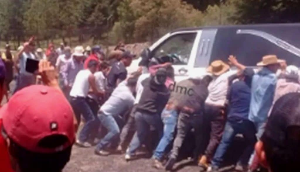 Obligan a trabajadores de funeraria a quemar carroza